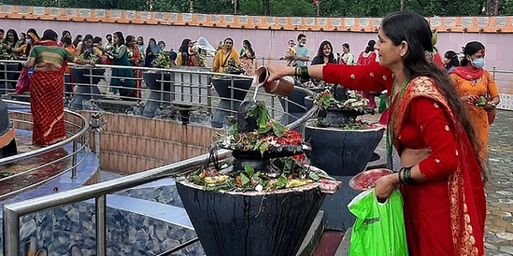 साउनको पहिलो सोमबार : मन्दिर परिसरमै पूजाआराधना